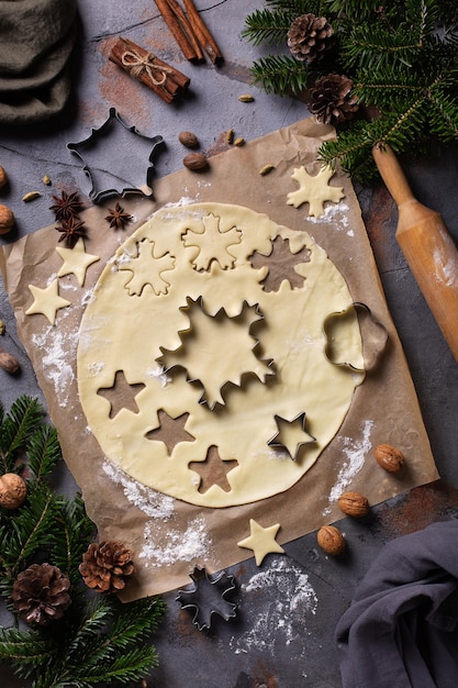 Cozinhar e assar massa de Natal com rolo de massa