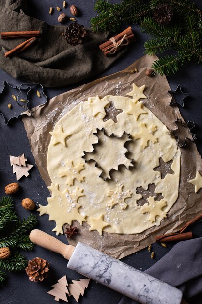 Cozinhar e assar massa de Natal com rolo de massa