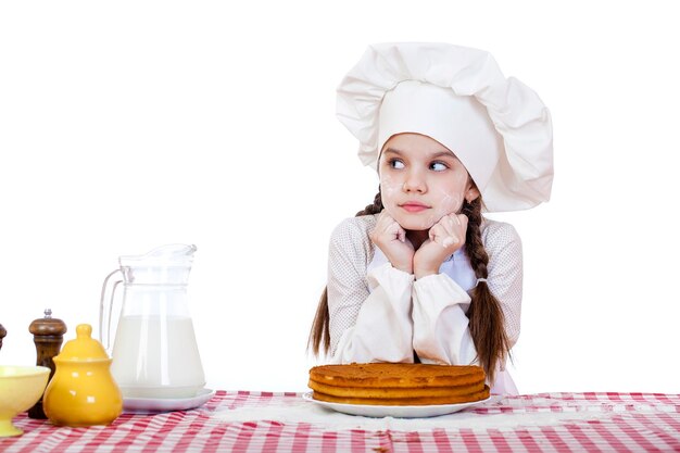 Foto cozinhar e pessoas conceito de menina sorridente em chapéu de cozinheiro isolado em fundo branco