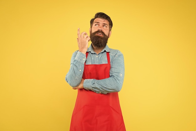 Cozinhar é seu hobby homem barbudo de uniforme de cozinheiro governanta masculina confiante Dono de loja de pequeno negócio pensando em receita chef profissional no avental pessoal do restaurante queria Receita culinária