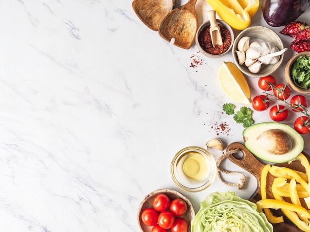 Cozinhar em casa com legumes frescos e saudáveis, saladas picadas e utensílios de cozinha de madeira