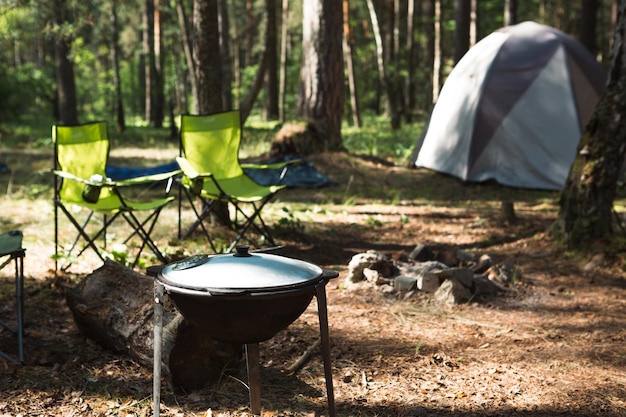 Cozinhar em um acampamento em fogo aberto em um caldeirão piquenique ao ar livre acessórios de viagem de férias de verão