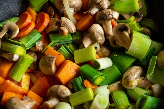 Cozinhar ensopado de vegetais vegan Arroz com diferentes vegetais alho-poró cogumelos batatas temperadas com curry