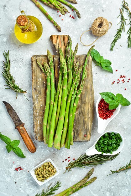 Cozinhar espargos verdes frescos em um fundo de pedra Comida saudável Vista superior