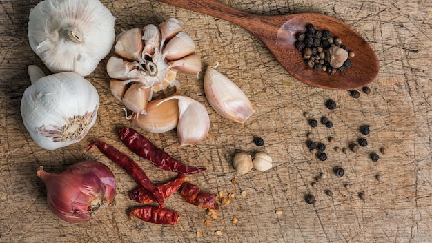 Cozinhar especiarias isoladas no chão de madeira. Comida asiática