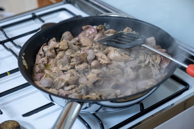 Cozinhar fígados e corações de barriga de frango usando panela