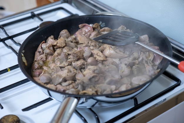 Cozinhar fígados e corações de moela de frango usando panela