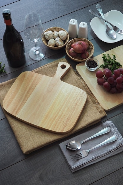 Cozinhar ingredientes e tábuas de cortar na mesa de madeira.