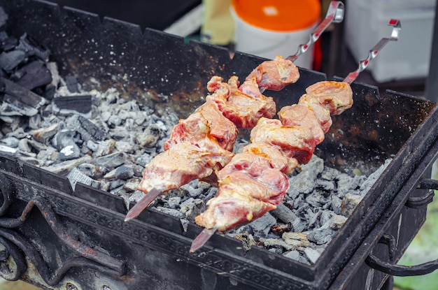 Cozinhar kebabs no fogo de perto Espetadas apetitosas Carne no espeto