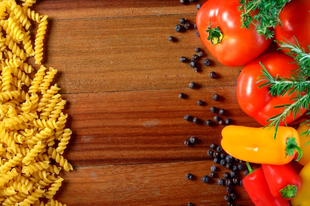 Cozinhar macarrão com tomates, pimentas e ervas