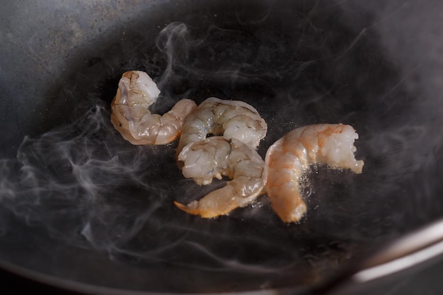 Foto cozinhar macarrão japonês com frango