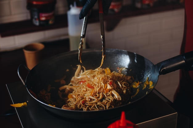 Foto cozinhar macarrão japonês com frango