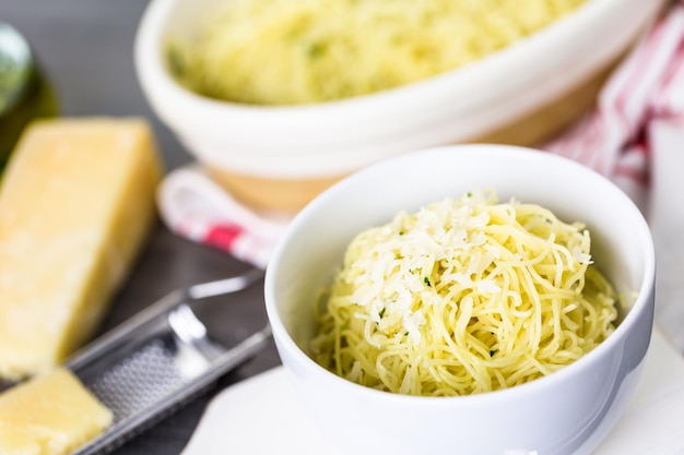 Cozinhar macarrão orgânico com ervas de alho e queijo parmesão.