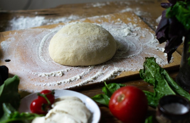 Foto cozinhar massa de pizza italiana para ingredientes de pizza