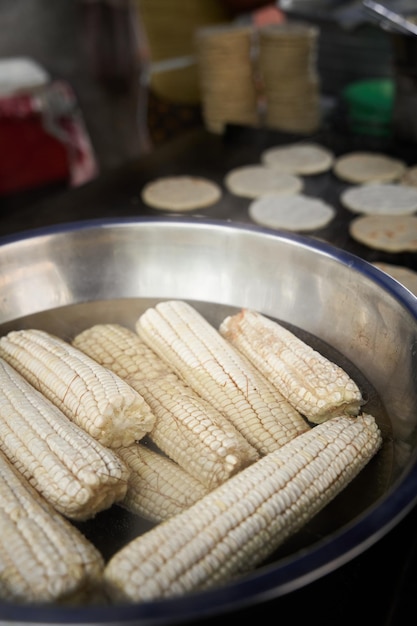 Foto cozinhar milho numa panela fervente para fazer tortilhas