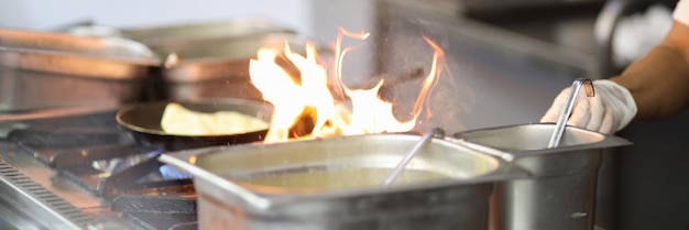 Cozinhar na cozinha no restaurante em chamas