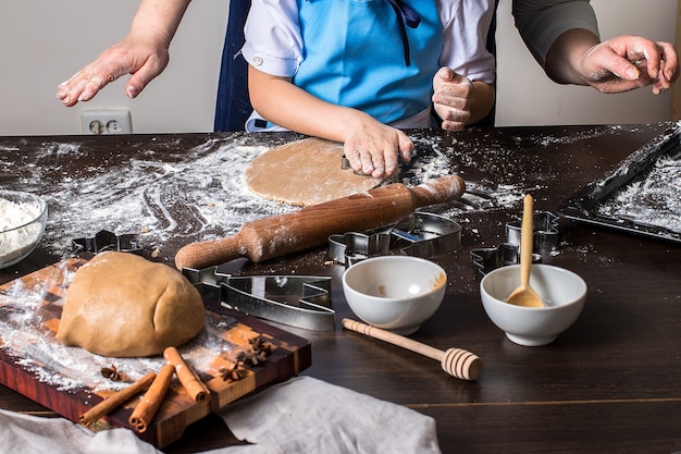 Cozinhar nos bastidores da preparação de doces de Natal