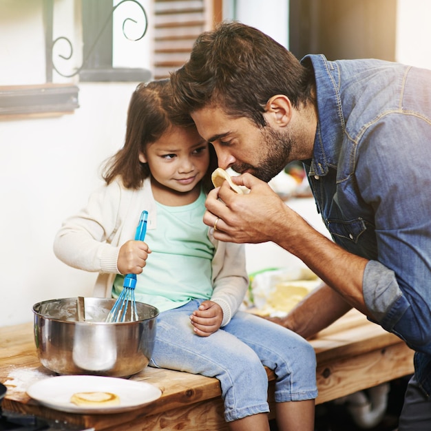 Foto cozinhar o cheiro e o pai com a filha na cozinha para fazer panquecas e aprender a comida matinal e ajudar o homem e a jovem na casa da família para cozinhar, apoiar e ensinar nutrição