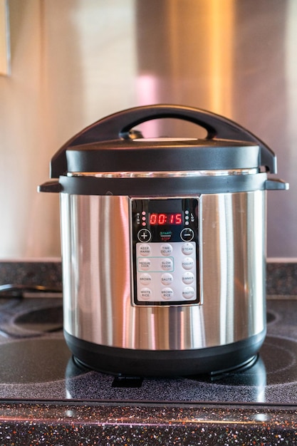 Foto cozinhar o jantar em uma panela de pressão em uma cozinha moderna.