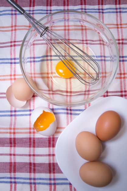 Cozinhar ovos mexidos na cozinha