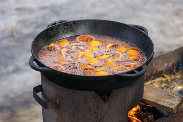 Cozinhar panquecas em uma frigideira em uma vela finlandesa acesa