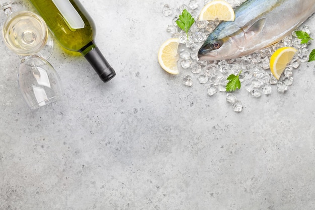 Cozinhar peixe cru Frutos do mar e vinho