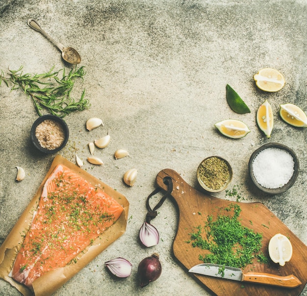 Cozinhar peixe salmão salgado com ervas e sais copie o espaço