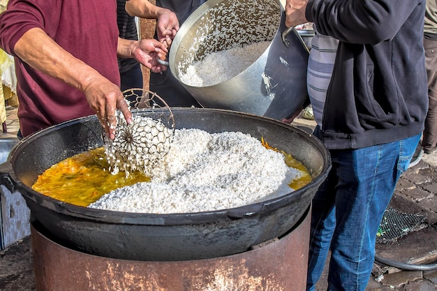 Cozinhar pilaf asiático em um caldeirão fervendo em close-up