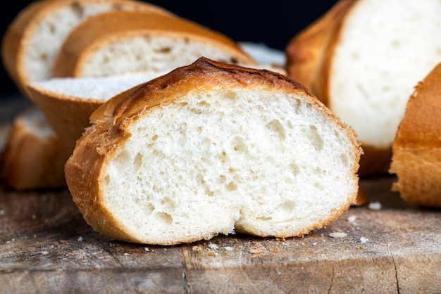 Cozinhar pratos usando baguete macia de trigo