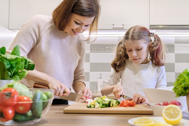 Cozinhar refeições caseiras saudáveis pela família