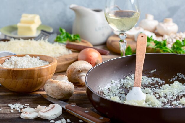 Cozinhar risoto com cogumelos