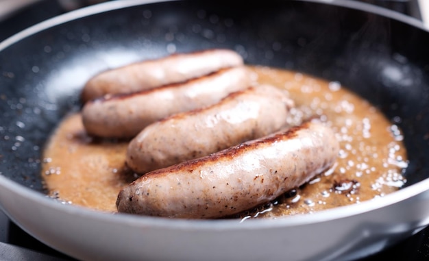 Cozinhar salsichas na pingadeira com óleo