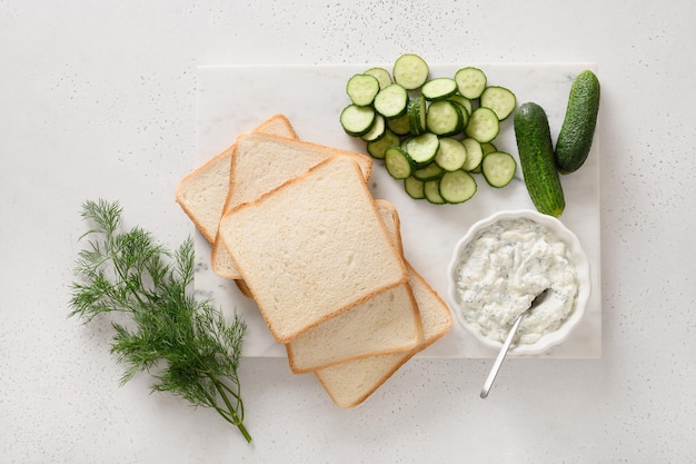 Cozinhar sanduíches tradicionais de chá inglês com ricota de pepino e endro no café da manhã