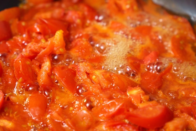 Cozinhar sopa de ketchup com molho de tomate fresco em uma panela Foco seletivo