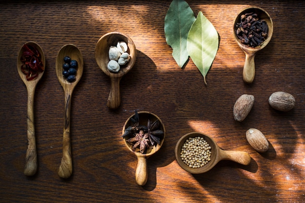 Foto cozinhar temperos de ervas e especiarias