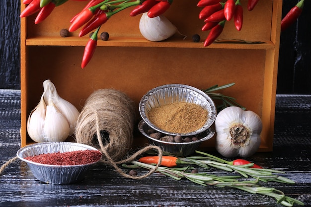 Cozinhar temperos em uma caixa no antigo estilo rústico de fundo de madeira