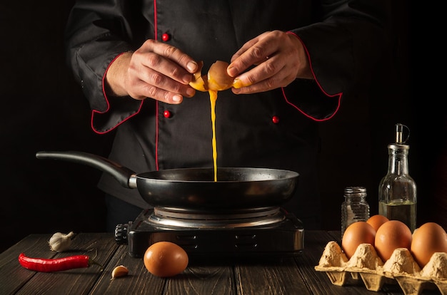 Cozinhar um prato de ovos ou uma omelete na cozinha