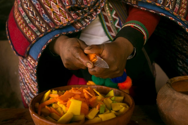 Cozinhar uma tradicional sopa de legumes andina antes de um banquete de Pachamanca com uma tribo quíchua.