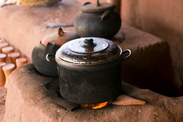 Cozinhar uma tradicional sopa de legumes andina antes de um banquete de Pachamanca com uma tribo quíchua.