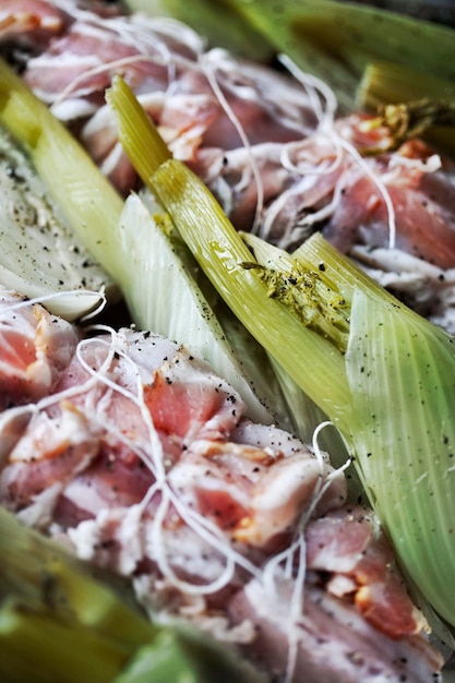 Cozinhar vegetais de peixe e bacon picante