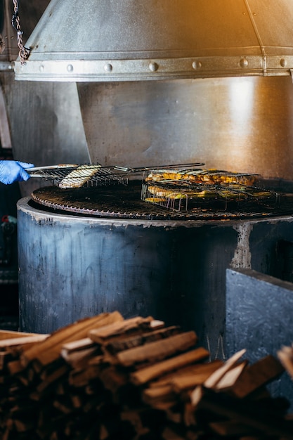 Cozinhar vegetais na grelha na cozinha do restaurante