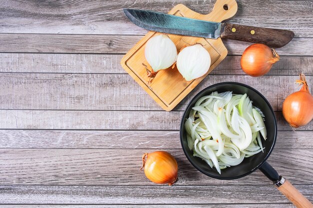 Cozinhe a cebola na panela na cozinha