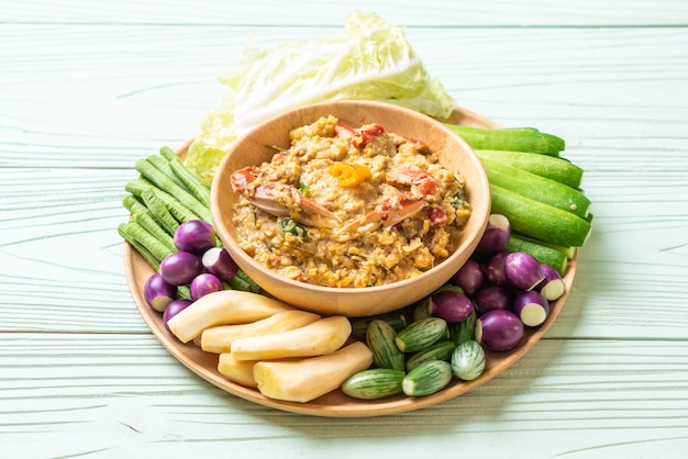 Cozinhe a pasta de pimentão com caranguejo ou molho de caranguejo e soja com leite de coco e legumes