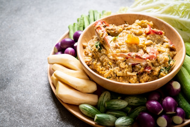 Cozinhe a pasta de pimentão com caranguejo ou molho de caranguejo e soja com leite de coco e legumes