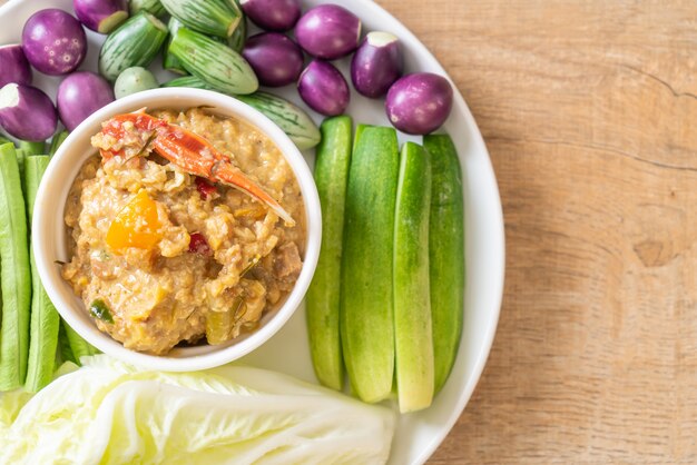 Cozinhe a pasta de pimentão com caranguejo ou molho de caranguejo e soja com leite de coco e legumes