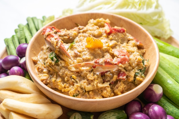 Cozinhe a pasta de pimentão com caranguejo ou molho de caranguejo e soja com leite de coco e legumes