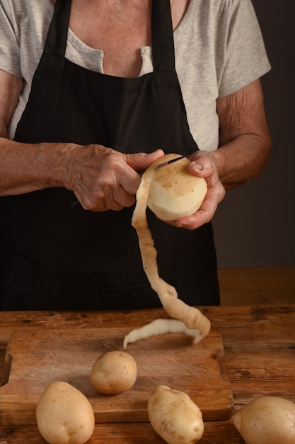 Cozinhe as batatas descascadas, fêmeas