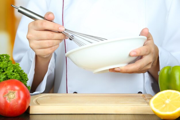 Cozinhe as mãos mexendo a maionese