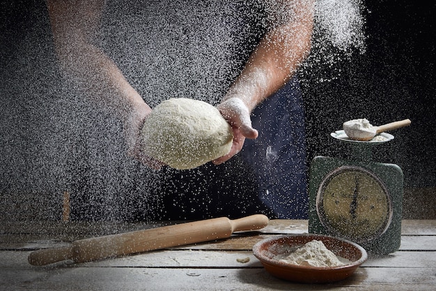 Cozinhe coloca farinha no pão