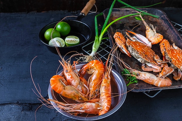Cozinhe frutos do mar com camarão e caranguejo em cima da mesa.
